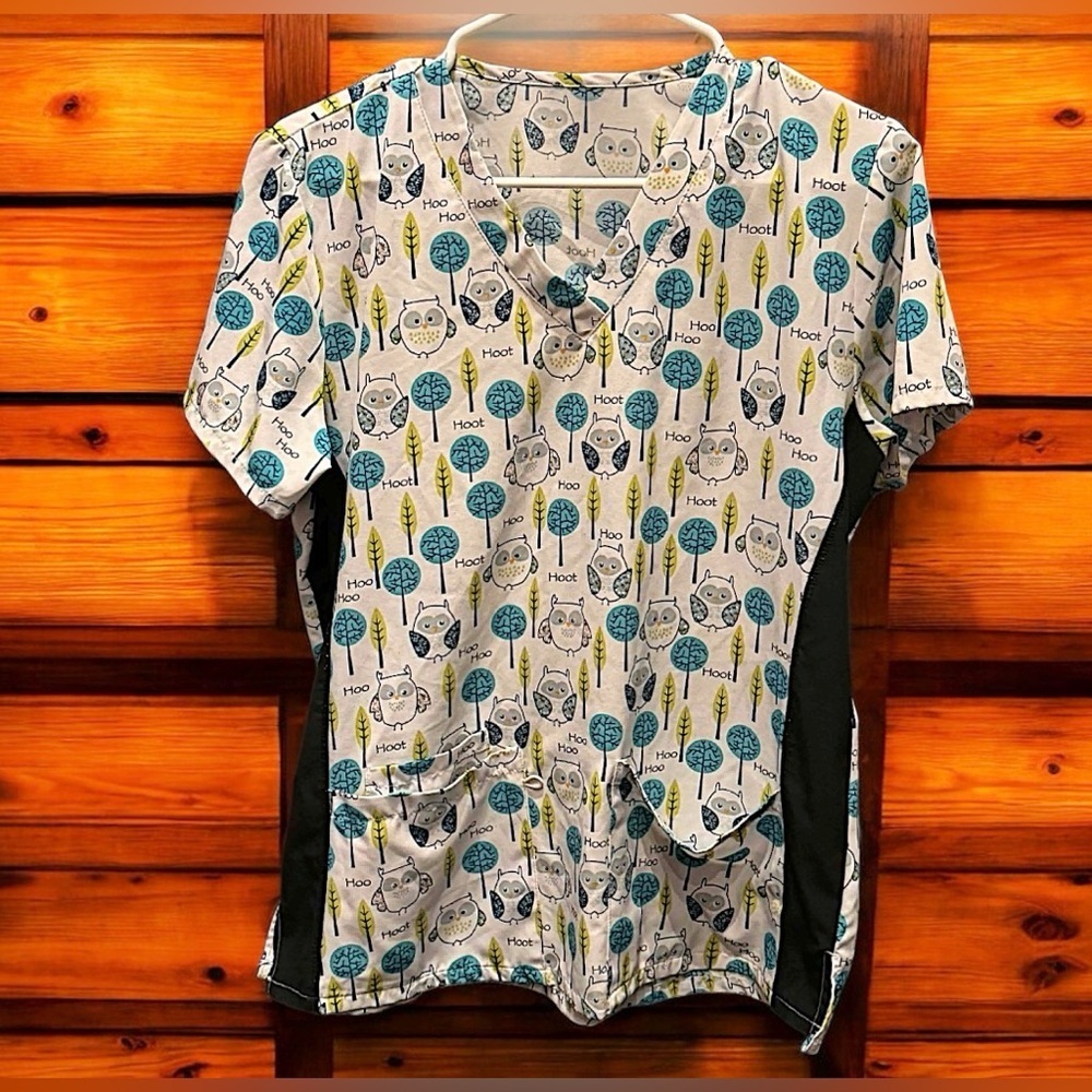 Owl Print Scrub Top with pockets Medium no stains or wear